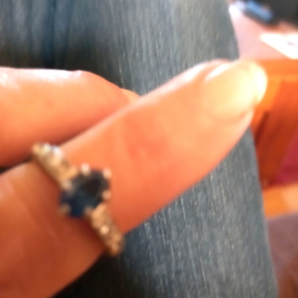 Blur sapphire ring with diamonds